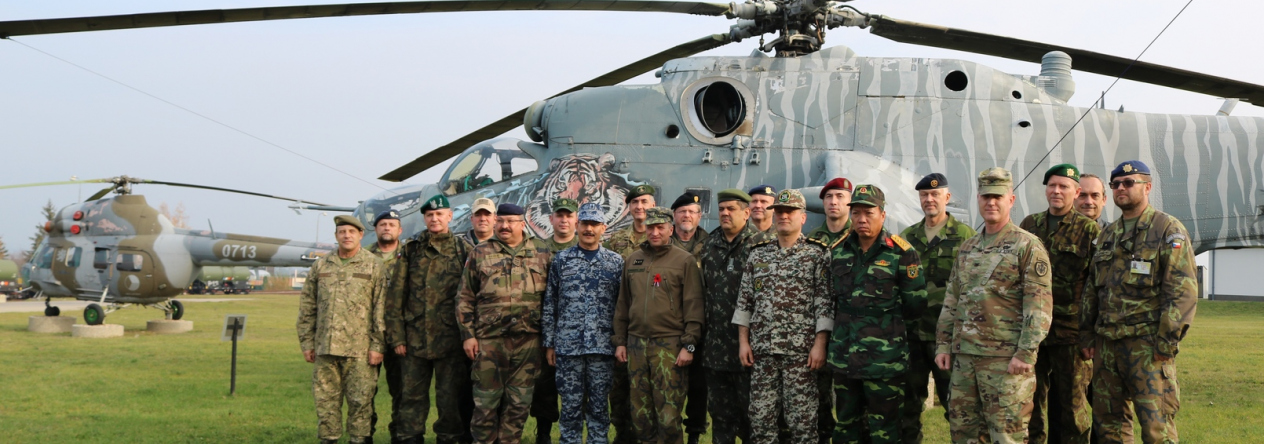 1._hromadna_fotka_pred_vrtulnikem_mi-24.jpg