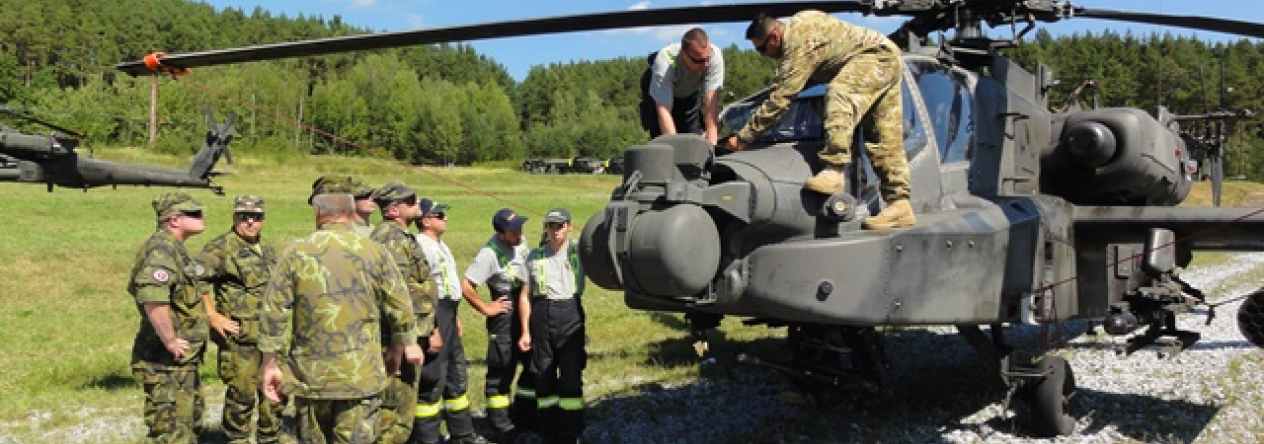 hasici_pri_prohlidce_vrtulniku_ah-64_apache.jpg