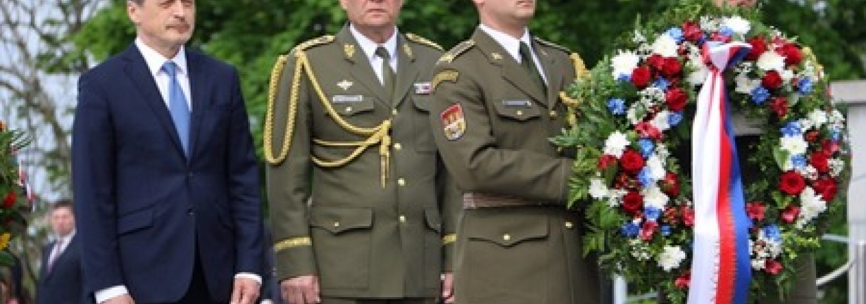 ministr-stropnicky-a-ngs-becvar-kladou-vence_4.jpg
