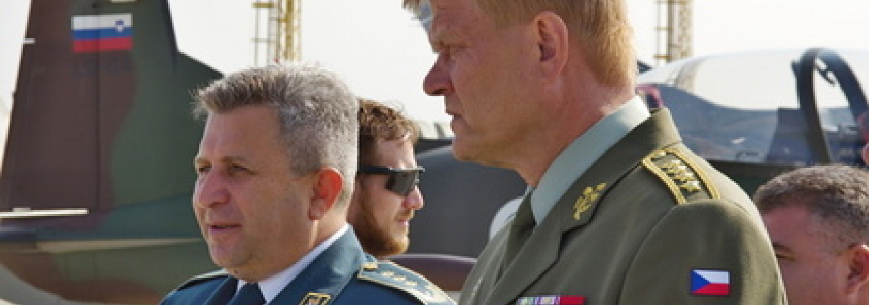 Náčelník Generálního štábu AČR armádní generál Josef Bečvář a jeho protějšek z Makedonie generálporučík Metodija Velichovski Náčelník Generálního štábu AČR armádní generál Josef Bečvář a jeho protějšek z Makedonie generálporučík Metodija Velichovski