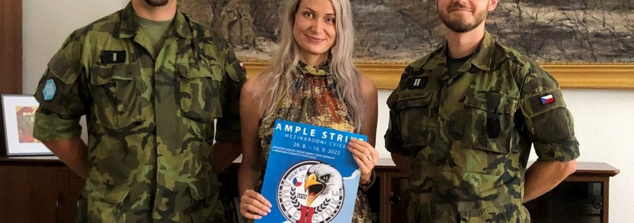 prislusnici_mobilniho_tymu_cimic_s_tiskovou_mluvci_ceskeho_krumlova.jpg