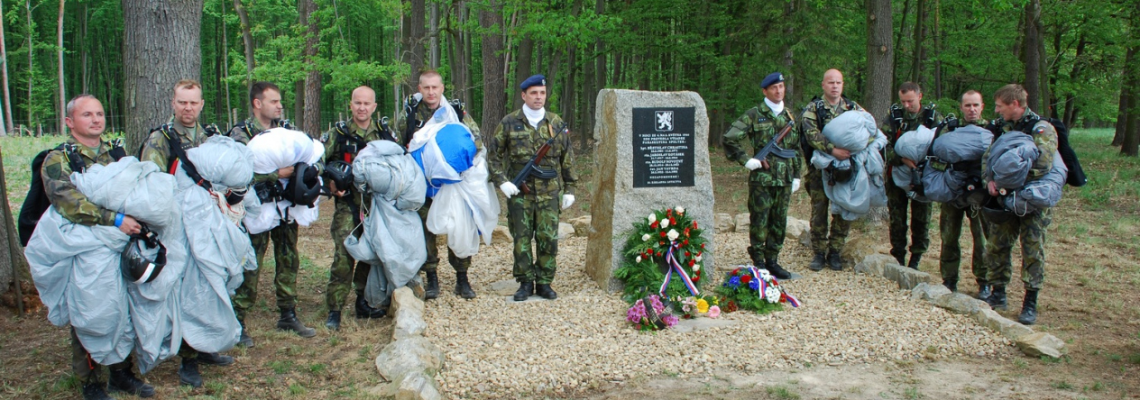 vysadkari_u_pamatniku.jpg