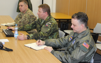 1.	Hosté základny plukovník M. Wooten , přidělenec obrany USA v ČR a plukovník W. Holt, vrchní velitel SOATU v rámci NRF16, spolu s velitelem základny plukovníkem Miroslavem Svobodou