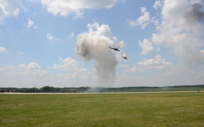 ukázka úder 2x Mi-24 na pozemní cíl s pyrotechnickými imitacemi