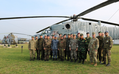 1._hromadna_fotka_pred_vrtulnikem_mi-24.jpg