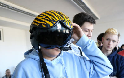 7_v_helme_pilota_vrtulniku_mi-24.jpg
