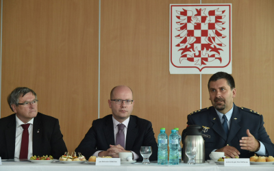 Předseda vlády zavítal k vrtulníkářům do Náměště