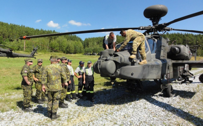 hasici_pri_prohlidce_vrtulniku_ah-64_apache.jpg