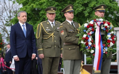 ministr-stropnicky-a-ngs-becvar-kladou-vence_4.jpg