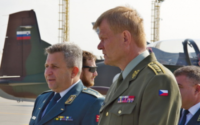 Náčelník Generálního štábu AČR armádní generál Josef Bečvář a jeho protějšek z Makedonie generálporučík Metodija Velichovski Náčelník Generálního štábu AČR armádní generál Josef Bečvář a jeho protějšek z Makedonie generálporučík Metodija Velichovski