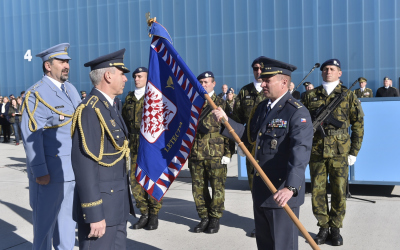 novy_velitel_prebral_bojovy_prapor_utvaru.jpg