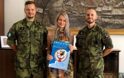 prislusnici_mobilniho_tymu_cimic_s_tiskovou_mluvci_ceskeho_krumlova.jpg