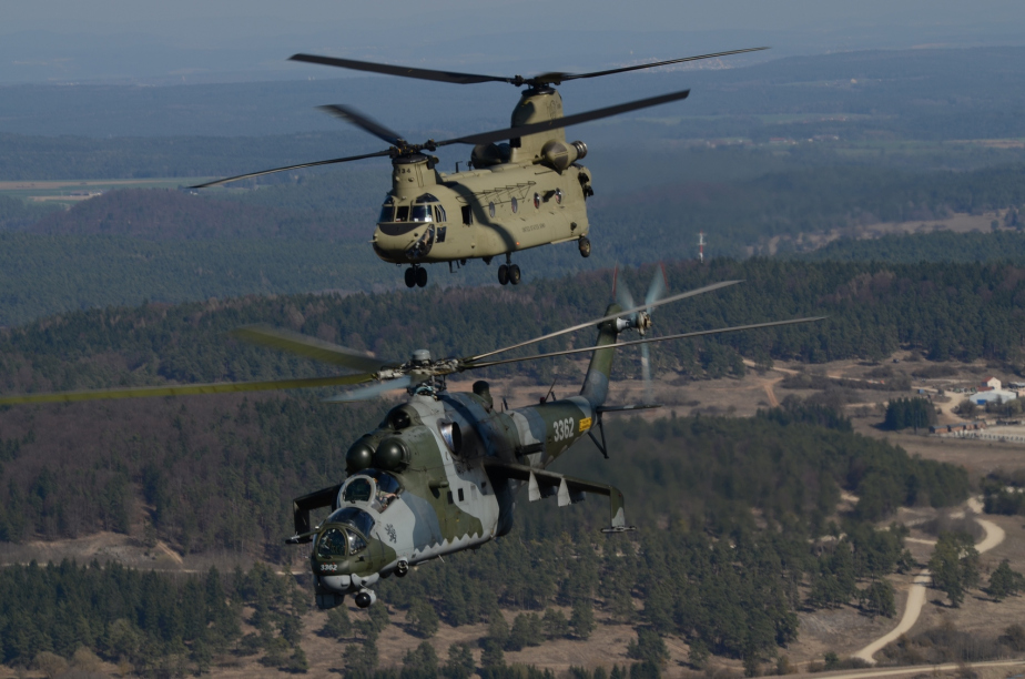 _formace_vrtulniku_mi-24v_a_ch-47f_chinook.jpg
