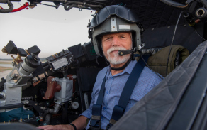 Prezident Petr Pavel ve vrtulníku Mi-24/35