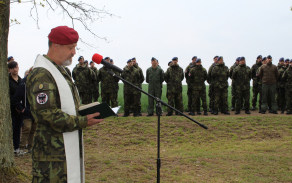 na závěr promluvil vojenský kaplan 