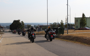 Motorkáři opouští základnu