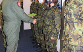 Předání certifikátů Základní důstojnický kurz