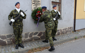 položení věnce na domě majora Šandery
