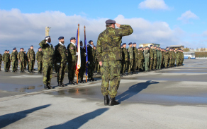 na závěr zazněla hymna NATO a státní hymna