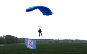 seskoky u památníku Spelter