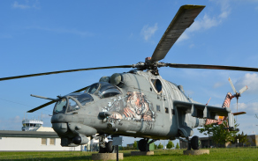 Součástí venkovní expozice je například bitevní vrtulník Mi-24 v tygří kamufláži