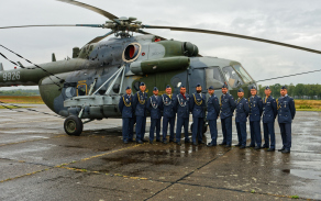příslušníci náměšťské tygří letky u vrtulníku Mi-171