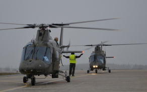 1. Vrtulníky Augusta A-109 krátce po přistání na letišti v Náměšti 