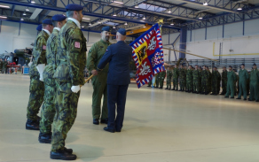 Plukovník Čepelka přebírá bojový prapor z rukou brigádního generála Libora Štefánika