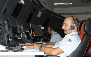 Bezpečný pohyb pilotů po tratích do výcvikových prostorů a zpět na letecké základny zajišťuje stanoviště letových provozních služeb CRC
