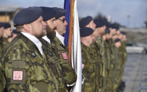 příslušníci vrtulníkové základny nastoupení k slavnostnímu nástupu