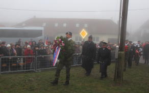 Pokládání věnců a kytic k pamětnímu kameni