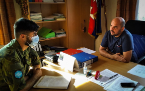 1_prislusnik_skupiny_kybernetickych_sil_a_informacnich_operaci_pri_kontaktu_se_zastupcem_verejne_spravy.jpg