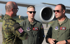 Setkání ředitele cvičení plukovníka Cápala s pilotem a boom operátorem stratotankeru
