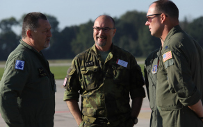 Setkání ředitele cvičení plukovníka Cápala s pilotem stratotankeru a velitelem Správy letiště Pardubice