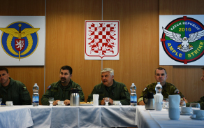 Z tiskové konference před zahájením cvičení Ample Strike 2016, zleva: ředitel letové činnosti major Miroslav Šajban, velitel 22. základny vrtulníkového letectva plukovník Petr Čepelka, velitel Vzdušných sil AČR brigádní generál Jaromír Šebesta, řídící cvičení plukovník Zdeněk Bauer