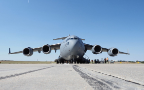 Americký transportní letoun C-17 Globemaster při vykládce materiálu