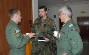 3. Major Pavel procházka odpovídá na otázky z oblasti letové činnosti německému a rumunskému účastníkovi konference