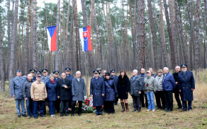 bývalí i současní příslušníci vrtulníkové základny Náměšť