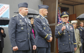 Válečný veterán, brigádní generál Emil Boček, při svém projevu s brigádním generálem Liborem Štefánkem a plukovníkem Miroslavem Svobodou 