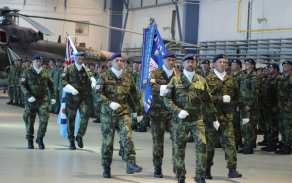 Přinesení bojového praporu základny a praporu s čestným názvem "Biskajská"