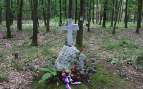 U pomníčku v místě havárie