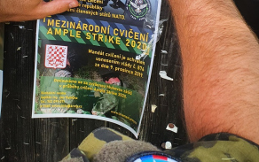 3_vylepovani_informacniho_plakatu_v_obci_v_operacnim_prostoru_boletice.jpg