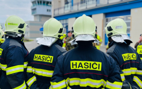 Před hasičskou zbrojnicí