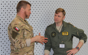 4	Německý pilot při rozhovoru s polským kolegou