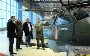 5.	Major Matylčák popisuje hostům výzbroj bitevního vrtulník Mi-24