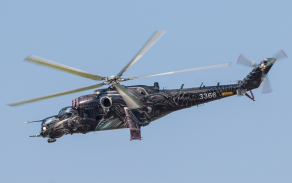 Po úderu taktického letectva na protivníka nad prostorem ještě hlídkuje vrtulník Mi-24/35