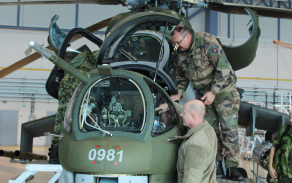Prohlídka kabiny pilota bitevního vrtulníku Mi-24