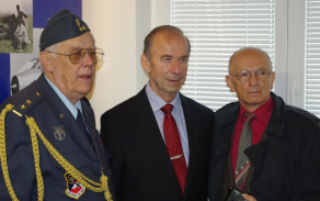 Slavnostního otevření se účastnila většina bývalých velitelů na letišti, uprostřed genmjr. v.v. Ing. Jan Ploc s pplk. Hofrem a panem Štefánikem 