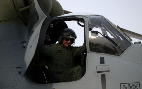 major Vladik v kabině vrtulníku Mi-24