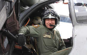 podplukovník Procházka v kabině vrtulníku Mi-24